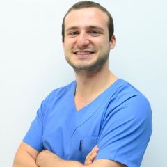 A la Clinique ADP à Paris, notre équipe de praticiens et assistants dentaires s’engagent pour votre bien-être bucco-dentaire.