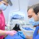 Une coopération agréable entre praticiens et assistantes à la Clinique ADP, assurant votre bien-être lors des soins dentaires