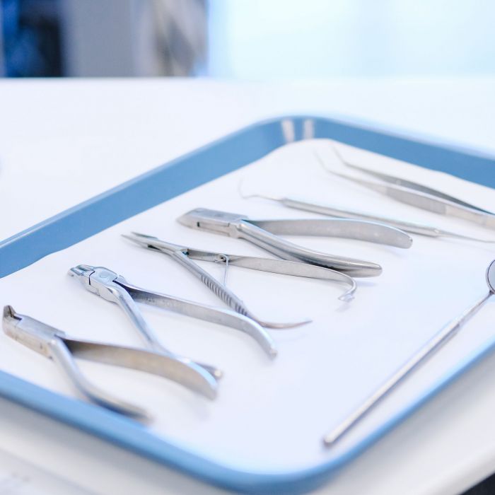 A la Clinique ADP, nos assistantes nettoient et stérilisent tous nos outils dentaires avec soin.