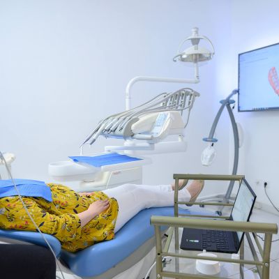 A la Clinique ADP, nous assurons des soins dentaires précis avec l'aide d'un équipement récent à la pointe de la technologie.