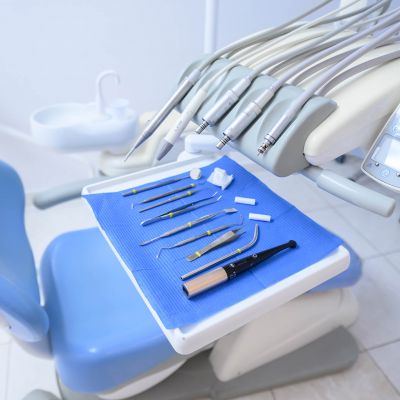 A la Clinique ADP, venez vous soigner la bouche et les dents dans le confort d'un équipement moderne et propre.