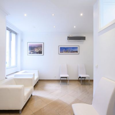 Venez vivre une expérience très agréable de soins bucco-dentaires dans un cadre moderne à quelques pas de la Tour Eiffel !