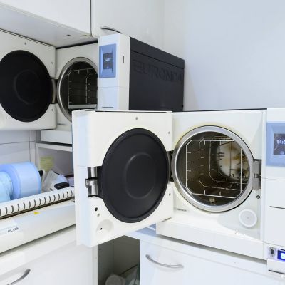 Notre matériel dentaire est stérilisé en autoclave pour garantir votre sécurité. Prenez rendez-vous avec toute confiance !